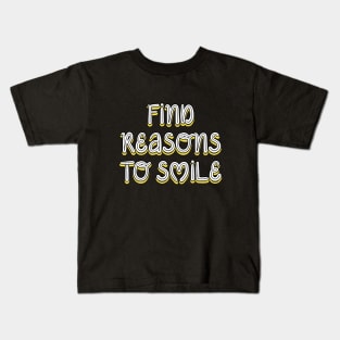 Find reasons to smile Kids T-Shirt